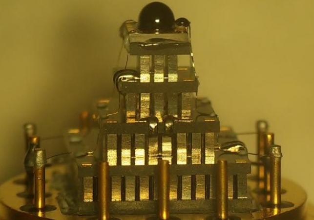 Długofalowe detektory z anteną dielektryczną